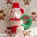 画像1: Christmas Wreath Hugging Mouse (1)